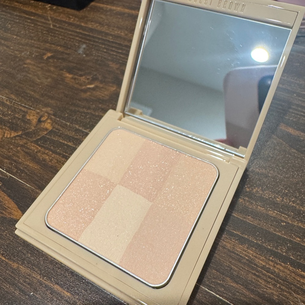 Never Used - Bobbi Brown Nude Finish Illuminating Powder - Picture 2 of 3